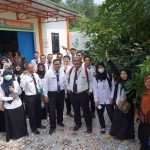 Para peserta berfoto bersama di depan gedung Record Center RSJD dr. Arif Zainudin