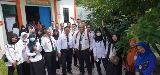 Para peserta berfoto bersama di depan gedung Record Center RSJD dr. Arif Zainudin
